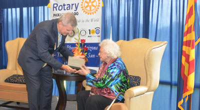 In-coming Phoenix Rotary 100 President Joe Prewitt presents the Outstanding Career Achievement and Community Service Award to the Honorable Sandra Day O’Connor (photo by David Johnson).