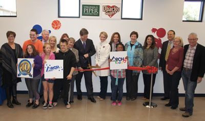 Phoenix Mayor Greg Stanton is joined by Debbie Castaldo (to the right), executive director of the Arizona Diamondbacks Foundation, along with members of the ARCH Board of Directors, members of the ARCHKids program, ARCH staff members and other partner agencies, as he cuts the ribbon on the new ARCHKids Diamondbacks Den (photo by Teri Carnicelli).