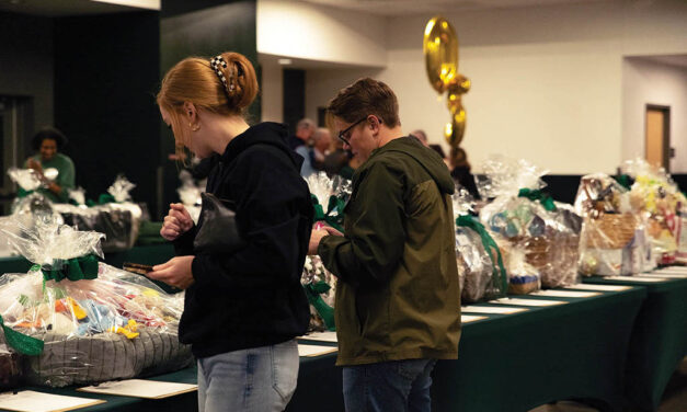 Viking parents host homecoming tailgate